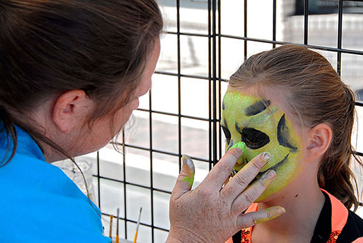 Things To Do Sisters Art in the Park